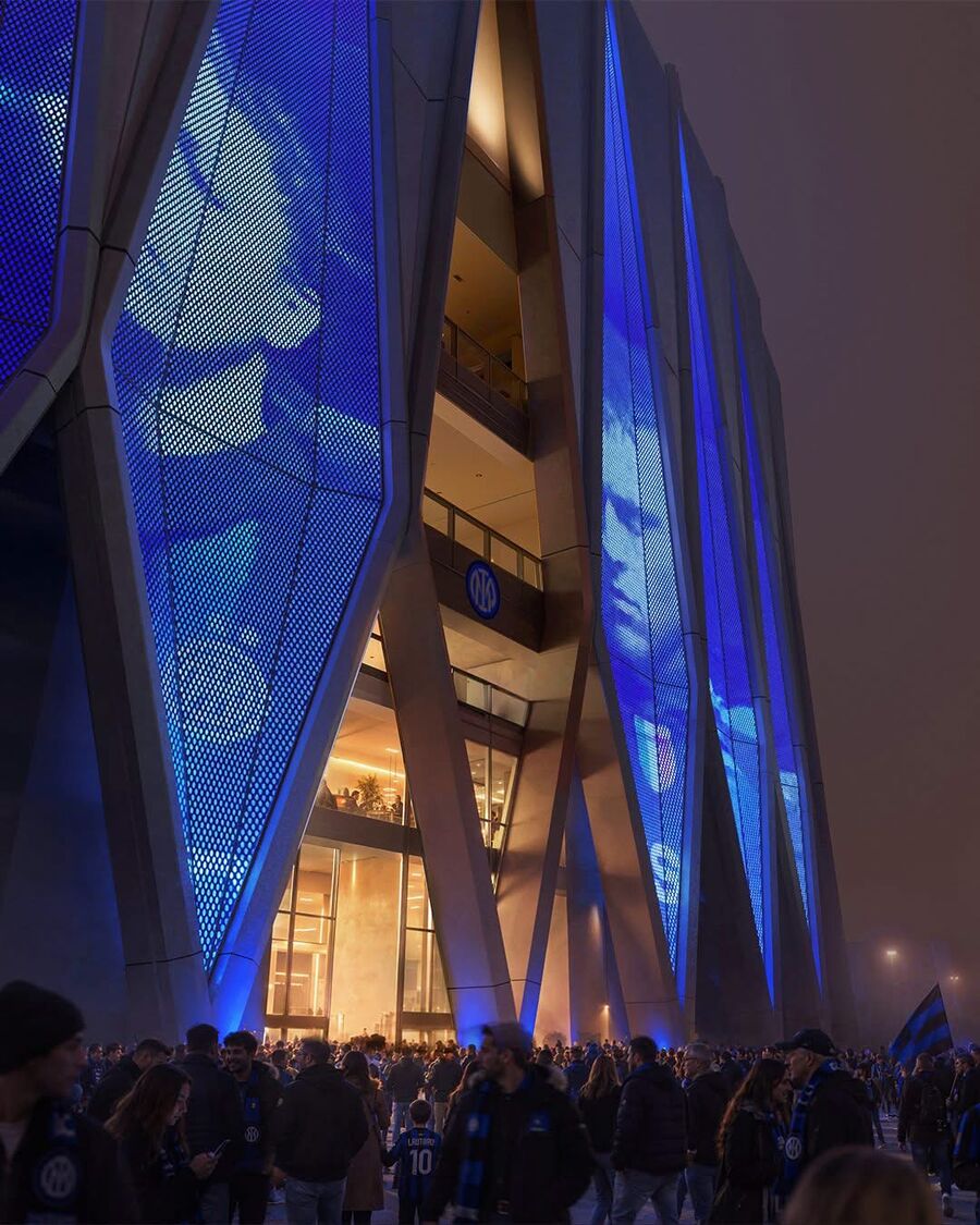 Supporters de l'Inter devant une entrée du Generali Stadium éclairée en bleu